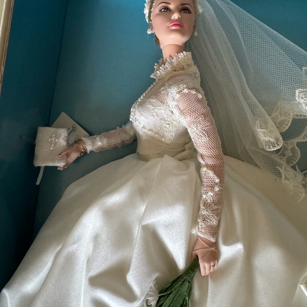 Mattel Grace Kelly Bride Doll in White Lace - Picture 2 of 12